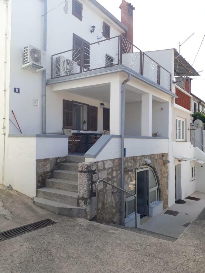 Lucija *